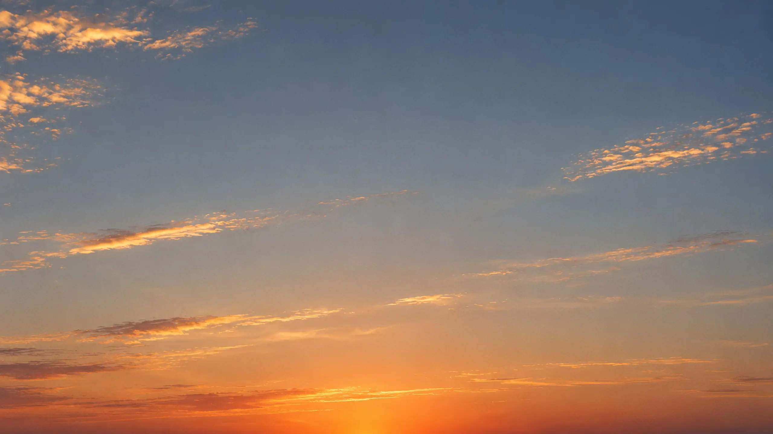 Le ciel à l’aube au-dessus du coteau de Fondargue, avant le lever du soleil.